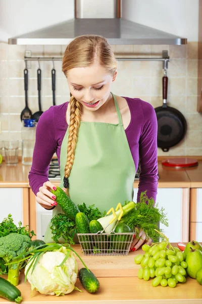 Mulher com legumes no carrinho de compras — Fotografia de Stock