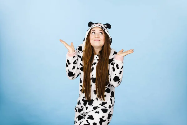 Adolescente confuso menina vestindo pijama desenhos animados — Fotografia de Stock