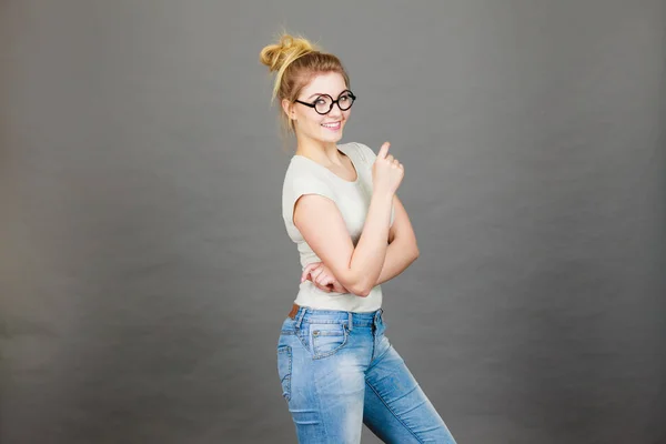 Šťastný dospívající žena nosí brýle — Stock fotografie