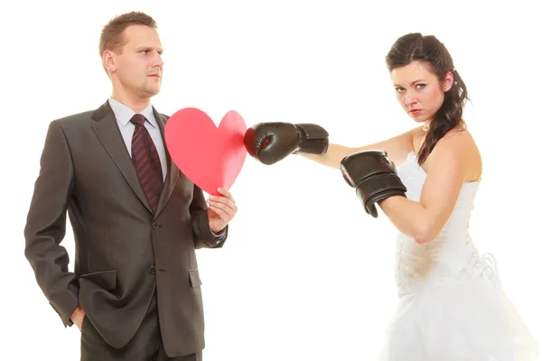 Novia boxeo su novio en la boda — Foto de Stock