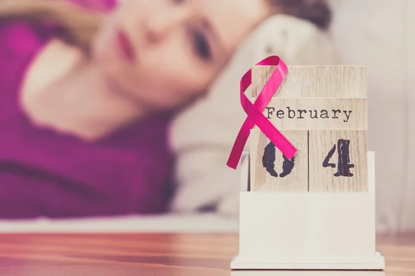 Kadın yatakta, dünya meme kanser günü takvimi — Stok fotoğraf