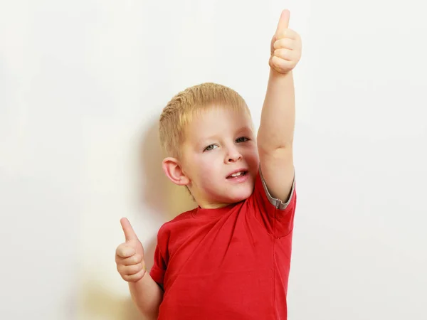 Мальчик играет, показывая большой палец вверх жестом — стоковое фото