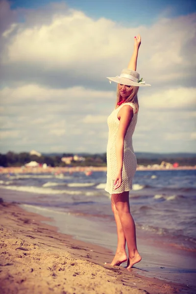 Attraktiv kvinna med vit klänning. — Stockfoto