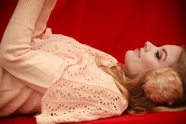 Κυρία με ωτοασπίδες ξαπλωμένος σε πάγκο — Φωτογραφία Αρχείου