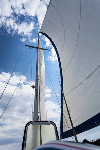 Detaillierte Nahaufnahme des Segels auf einem Segelboot — Stockfoto