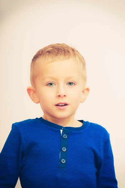 Happy kid boy looking straight to camera — Stock Photo, Image