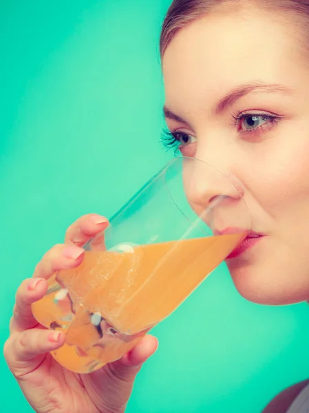 Kobieta, picie napoju o smaku pomarańczowym lub sok — Zdjęcie stockowe