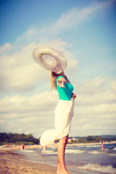 Aantrekkelijke vrouw op het strand. — Stockfoto