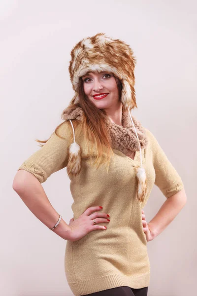 Femme d'hiver en bonnet de fourrure vêtements chauds — Photo