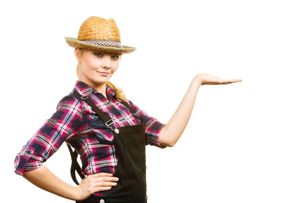 Mulher usando chapéu de sol, mostrando copyspace na mão — Fotografia de Stock