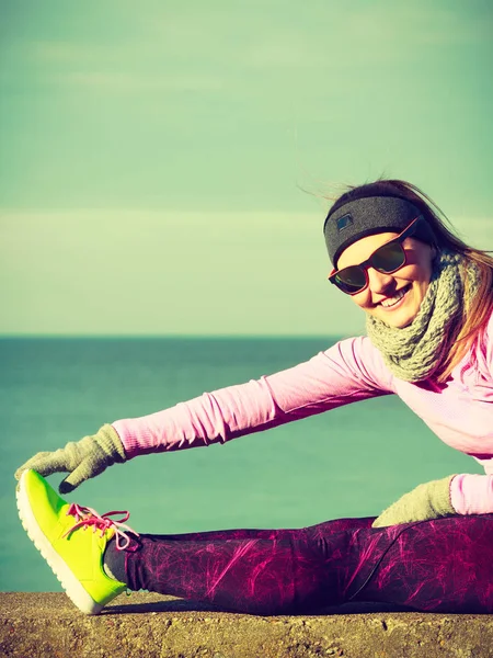Woman fitness sport girl training outdoor in cold weather — Stock Photo, Image