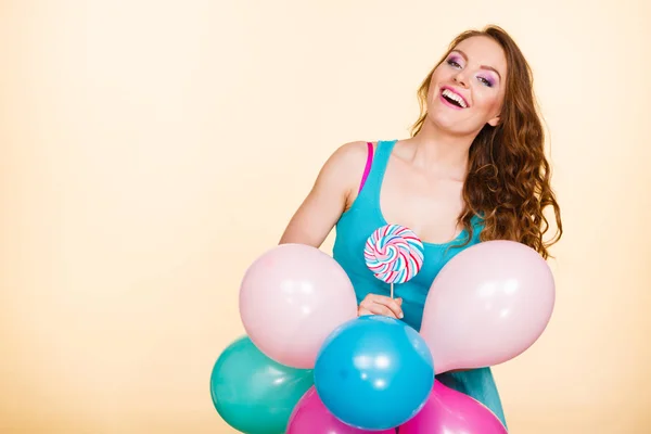 Donna con palloncini colorati e lecca-lecca — Foto Stock