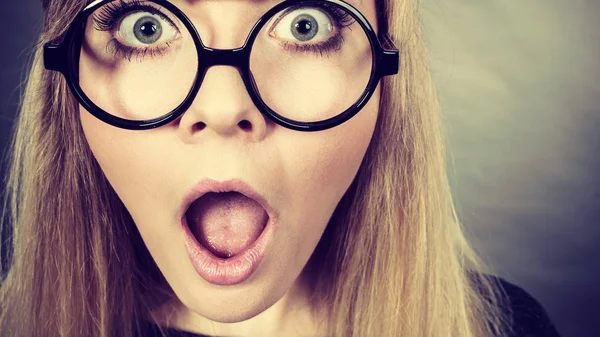 Closeup mulher rosto chocado com óculos — Fotografia de Stock