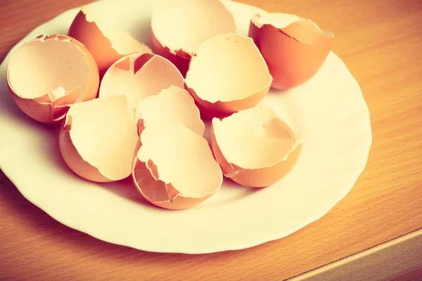 Many empty cracked eggshells — Stock Photo, Image