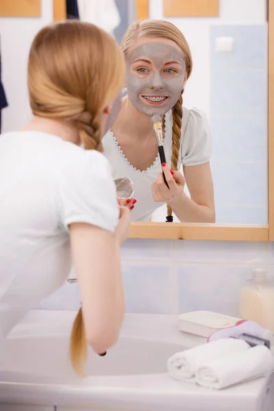 Donna con maschera di fango grigio argilla sul viso — Foto Stock