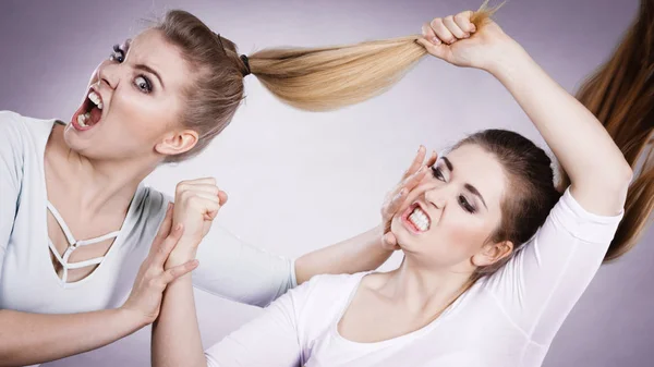 Duas mulheres agressivas tendo briga — Fotografia de Stock