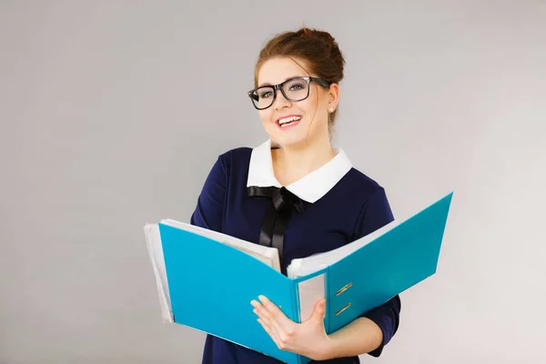 Mujer de negocios positiva feliz celebración de carpeta con documentos — Foto de Stock