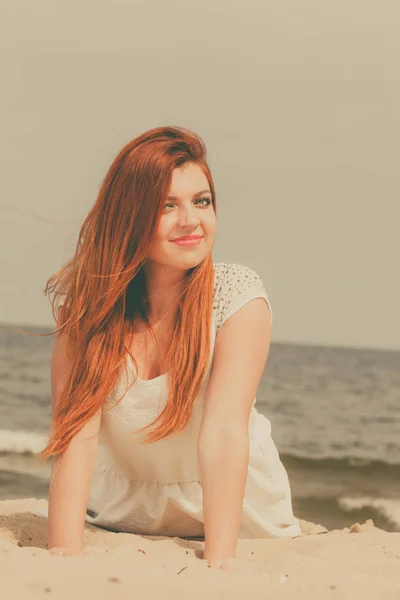 Roodharige volwassen vrouw liggend op het strand — Stockfoto