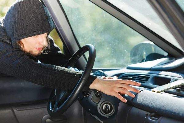 Einbrecher brechen in Auto ein und stehlen Smartphone — Stockfoto