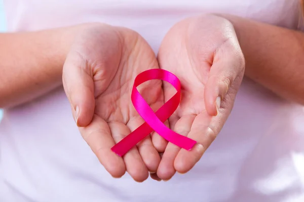 Femme avec ruban de sensibilisation au cancer du sein sur les mains — Photo
