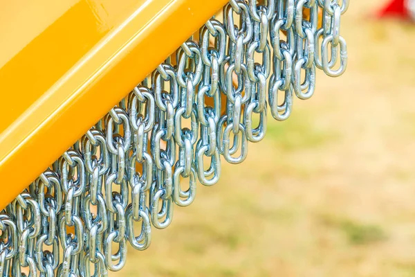 Primer plano detallado, muchas cadenas de plata — Foto de Stock