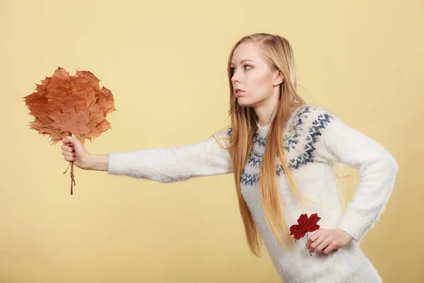 Mujer sosteniendo ramo de hojas de otoño —  Fotos de Stock