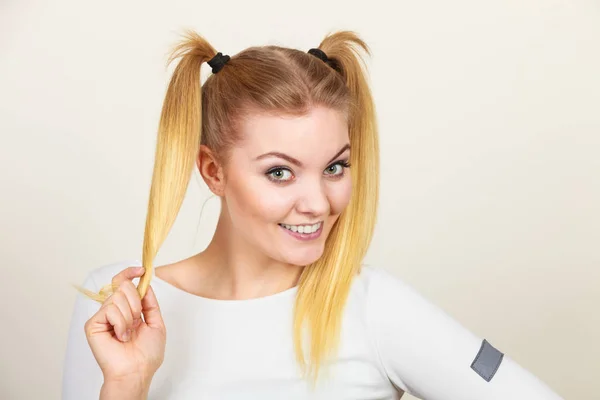 Šťastné blond dospívající dívka s ohony — Stock fotografie