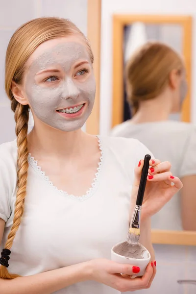 Εφαρμογή με πινέλο μάσκα λάσπη αργίλου στο πρόσωπο της γυναίκας — Φωτογραφία Αρχείου