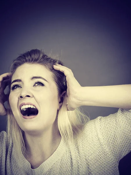 Mujer infeliz gritando y gritando de dolor —  Fotos de Stock