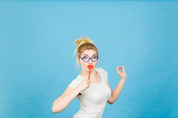 Mujer feliz sosteniendo labios falsos en palo — Foto de Stock