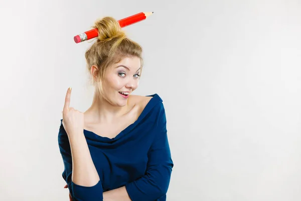 Šťastné blond žena s velkým tužka v vlasy — Stock fotografie