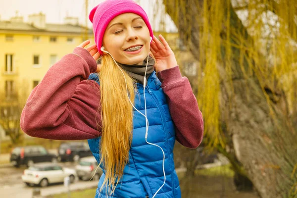 Adolescente chica deportiva escuchando música al aire libre . —  Fotos de Stock