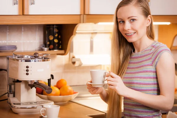 Happy woman holding cup of tea of coffee — Stock Photo, Image