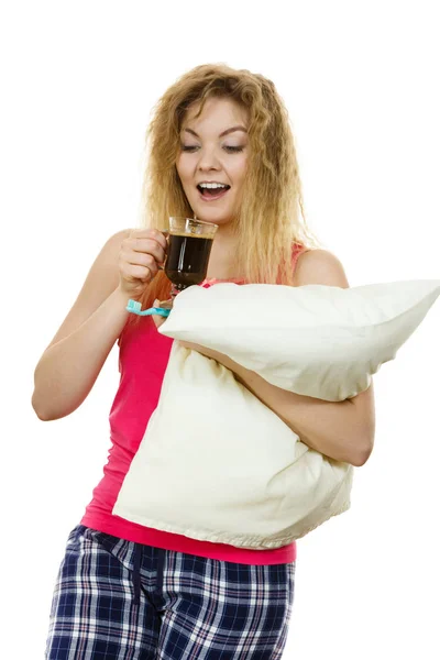 Šťastná žena držící zubní kartáček a káva — Stock fotografie