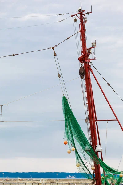 Iatismo, muitas cordas e redes de pesca em barco à vela . — Fotografia de Stock