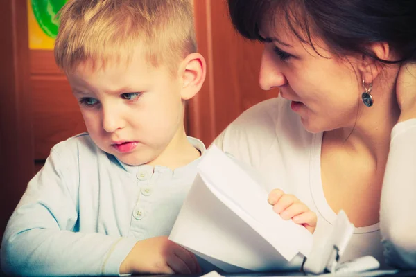 Kid playing with mother, drawing pictures on paper — Stock Photo, Image