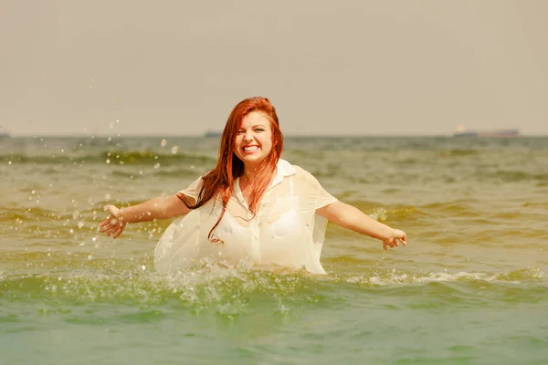 红发女人夏季玩水中 — 图库照片