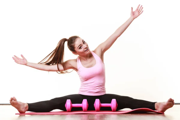 Mulher exercitando com halteres — Fotografia de Stock
