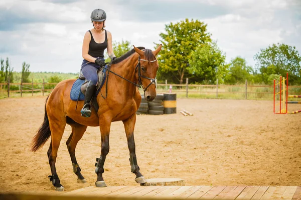 Jockey girl gör häst ridning på landsbygden äng — Stockfoto