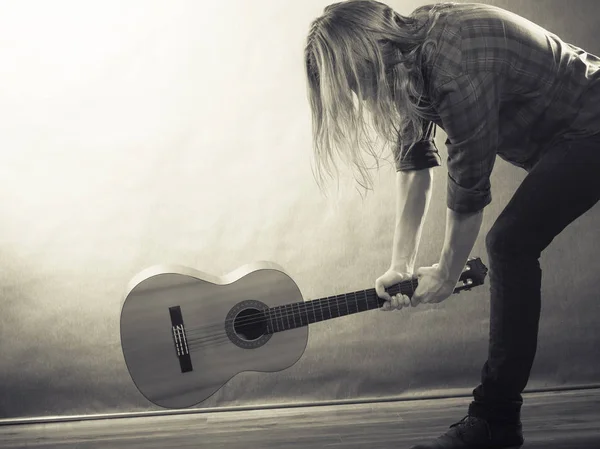 Rockmusiker zerstört seine Gitarre. — Stockfoto