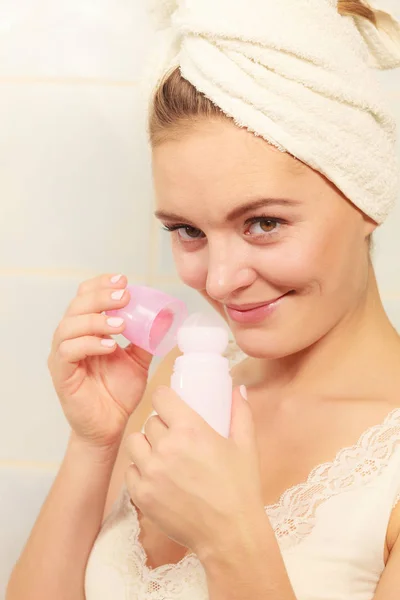 Mujer sostiene palo desodorante cosmético en las manos —  Fotos de Stock