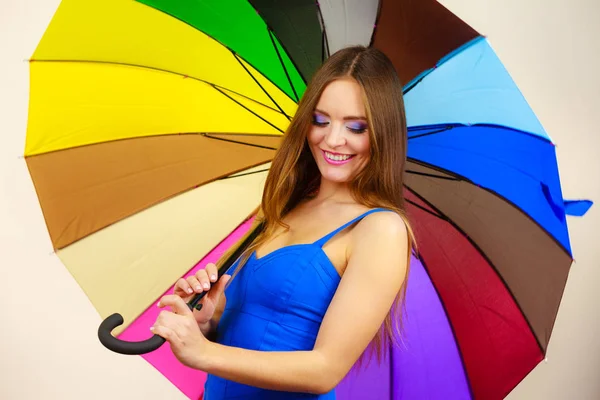 Mulher no vestido de verão detém guarda-chuva colorido — Fotografia de Stock
