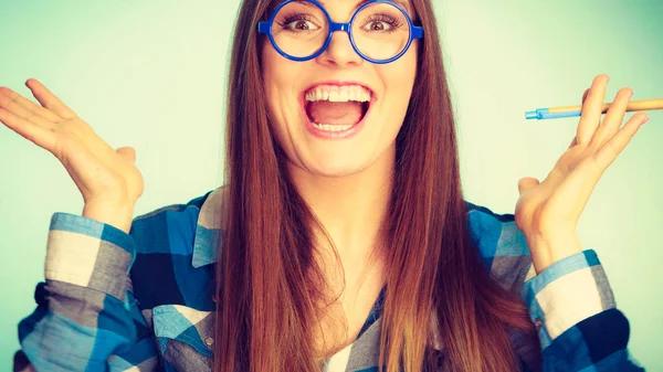 Feliz mujer nerd en gafas celebración pluma — Foto de Stock