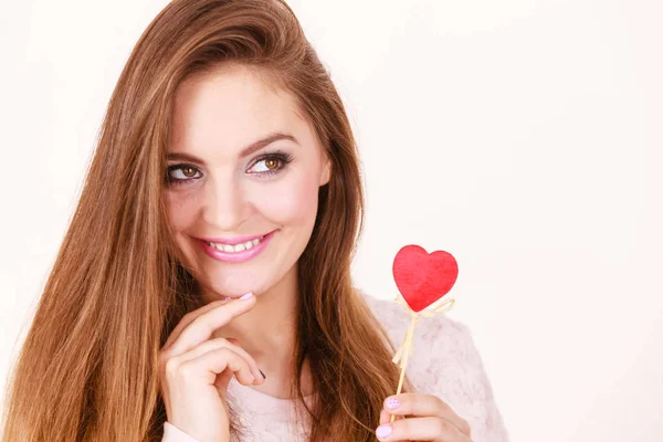 Flirterige vrouw met rood houten hart op stok — Stockfoto