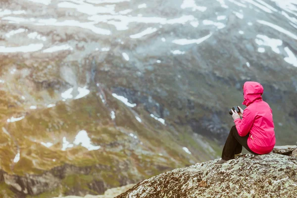 Tourist beim Fotografieren vom Dalsnibba-Aussichtspunkt Norwegen — Stockfoto