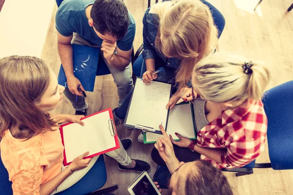 Groep mensen studenten werken samen — Stockfoto