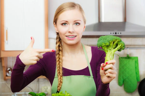 Femme dans la cuisine avec brocoli frais vert — Photo