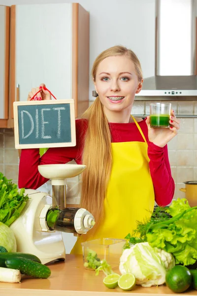 Frau in Küche mit Gemüse-Smoothie-Saft — Stockfoto