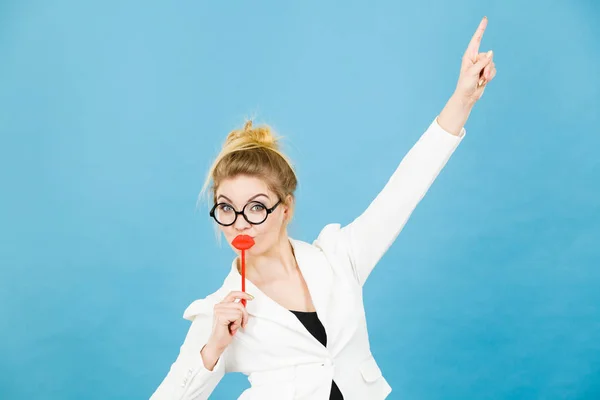 Mujer sostiene labios falsos en palo apuntando al espacio de copia —  Fotos de Stock