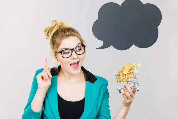 Bussines Frau hält Einkaufswagen mit süßen Brötchen — Stockfoto